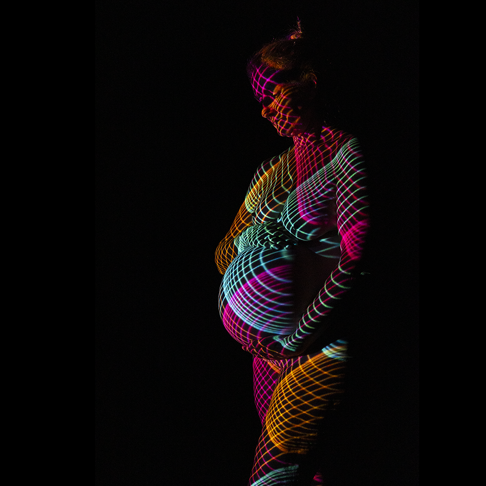 Creatieve artistieke fine art zwangerschapsshoot met projectiefotografie in fotostudio van zwangere vrouw met diverse kleuren ruit patroon – Studio MHJ