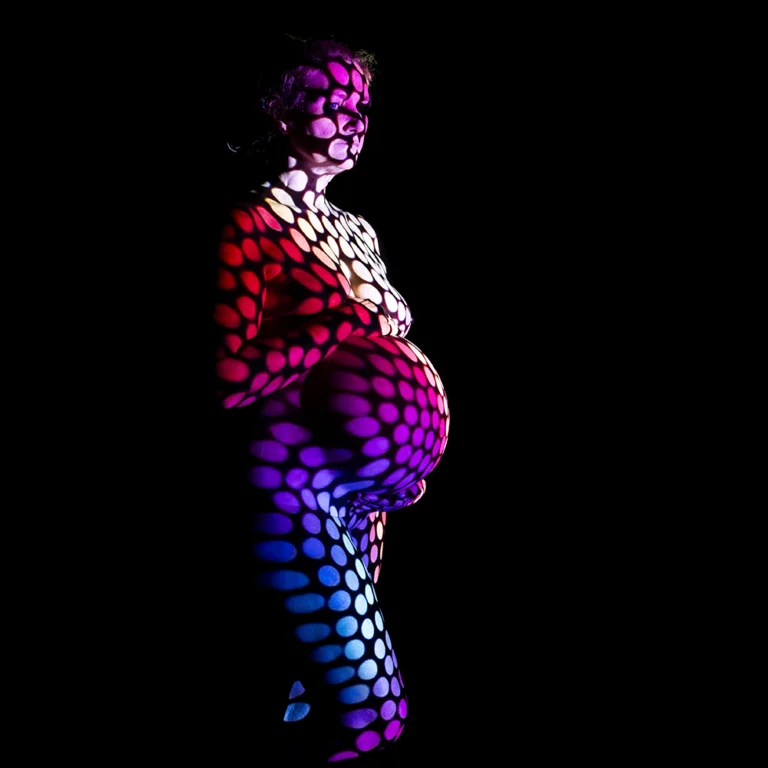 Creatieve artistieke fine art zwangerschapsshoot met projectiefotografie in fotostudio van zwangere vrouw met rood, paarse en witte dots – Studio MHJ rood met paarse en witte dots